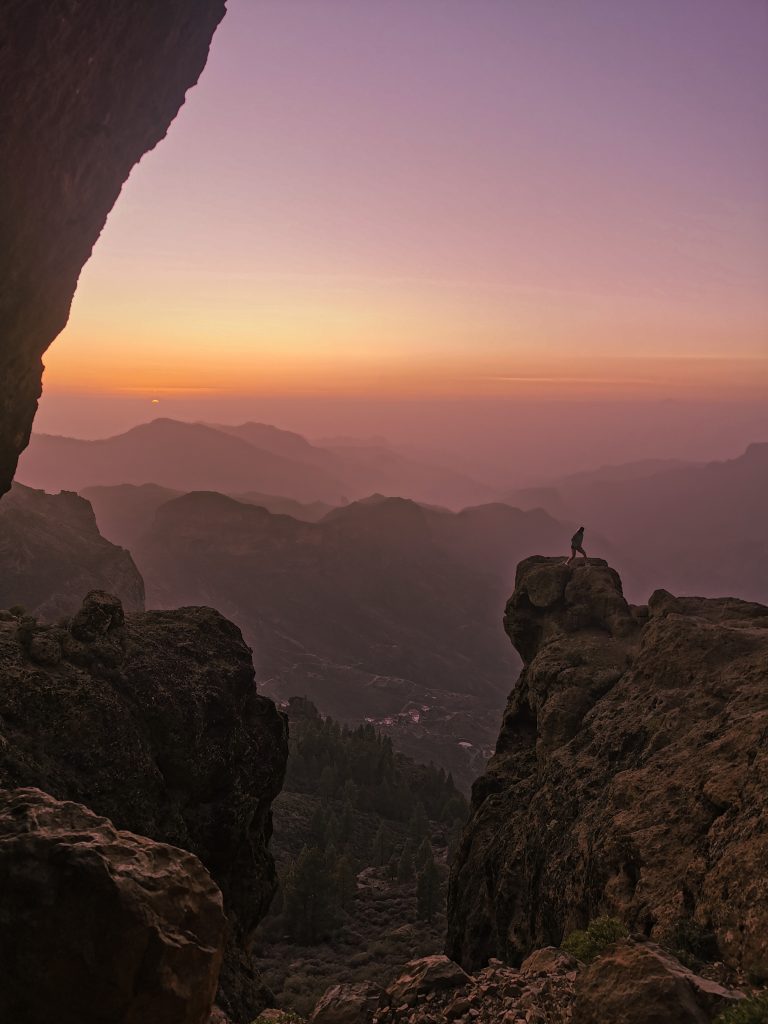 Shilouette einer laufenden Frau im Sonnenuntergang in den Bergen Gran Canarias.