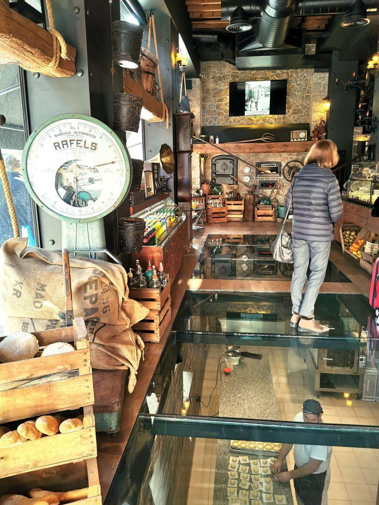 Die Bäckerei Panaderia S'Estacio mit Glasboden, durch den man dem Bäcker beim Zubereiten von Teiglingen zusehen kann – traditionell trifft modern.