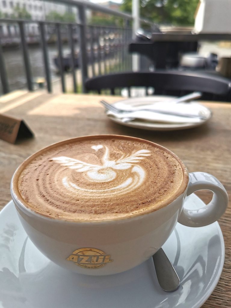 Kaffeepause während einer Solo-Reise – ruhiger Moment an der Spree.