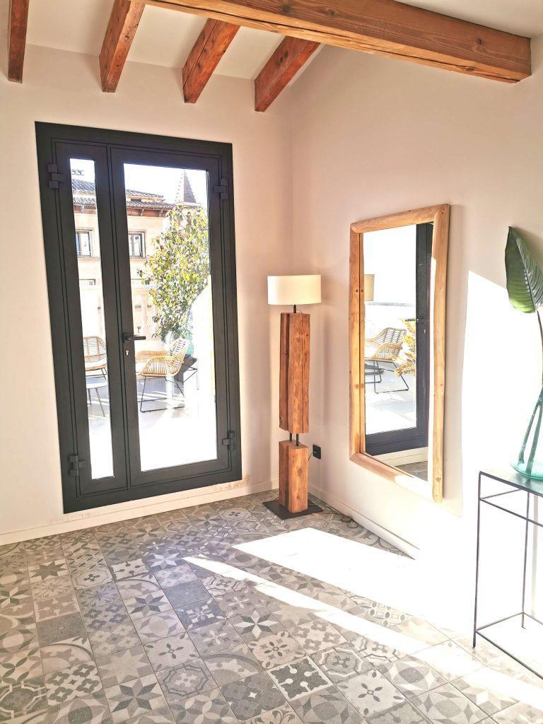 Fensterblick vom Flur auf die Gemeinschaftsterrasse im Hotel Ca'n Alexandre