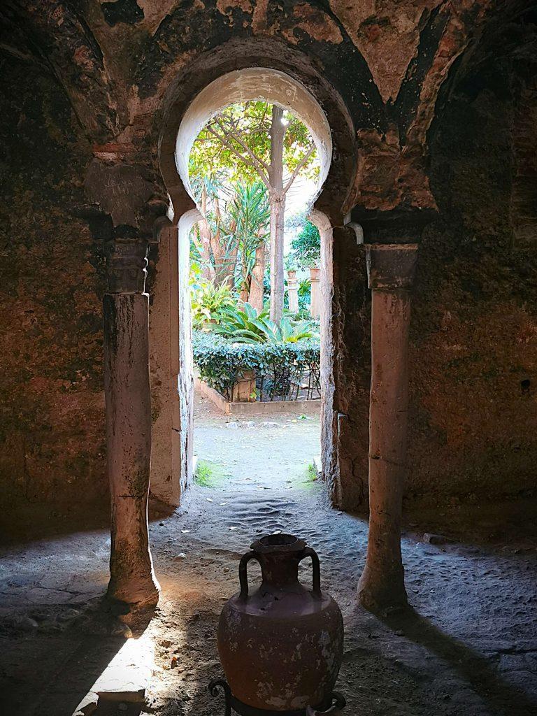 Hufeisenbogen im Banys Arabs mit Blick auf den Garten