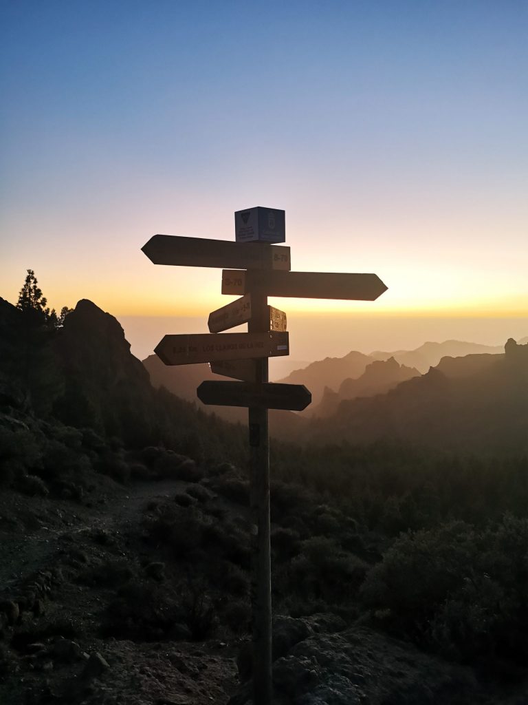 Wegweiser gegen den Sonnenuntergang im Gebirge von Gran Canaria.