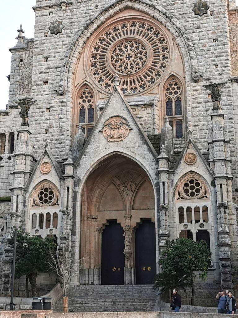 Fassade der Kirche Sant Bartomeu mit Rosette und gotischem Portal in Sóller