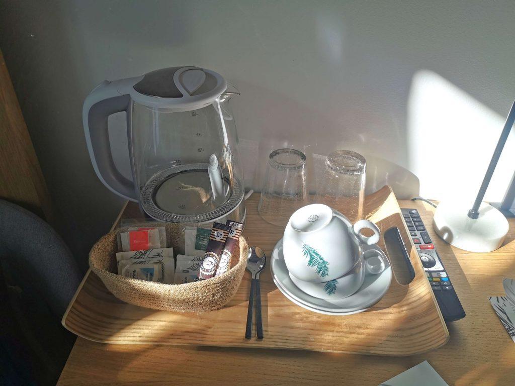 Tee- und Kaffee-Station mit Wasserkocher und Gläsern im Hotelzimmer