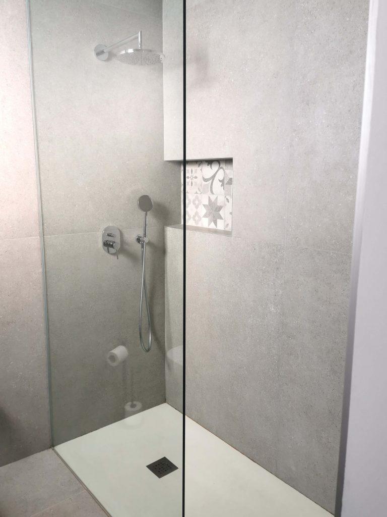 Walk-in-Dusche mit Regenduschkopf und Designelementen im Hotel Ca'n Alexandre