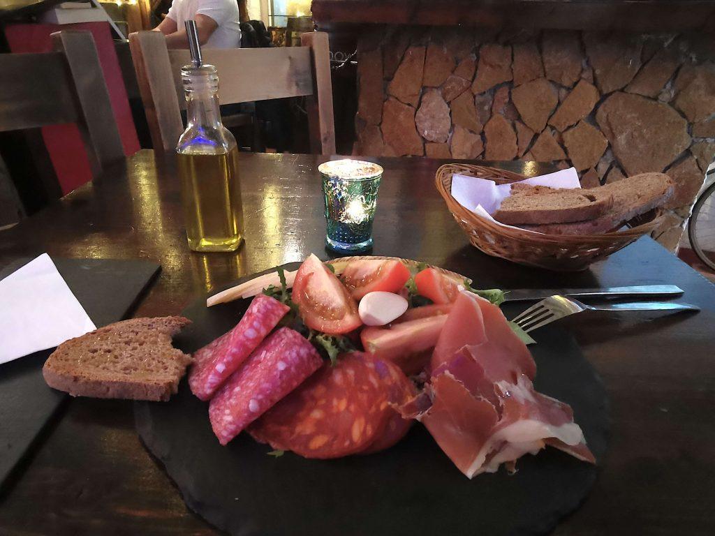 Pa amb oli - „Brot mit Öl“ – geröstetes Brot mit Knoblauch, Tomate & Olivenöl. Oft serviert mit Käse, Schinken oder Wurst. Einfach & typisch mallorquinisch.