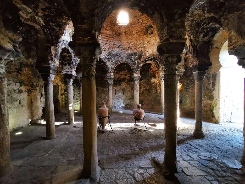 Innenraum der Banys Arabs mit Säulen, Kuppel und Lichtspiel