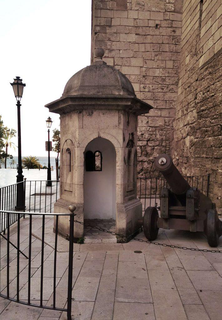 Kleiner historischer Wachturm mit alter Kanone vor dem Palacio Real in Palma