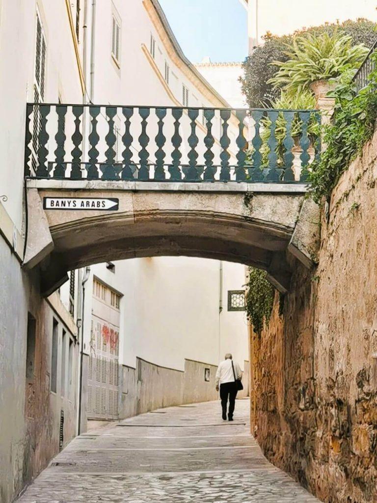 Steinbogen mit Schild „Banys Arabs“ in Palmas Altstadt