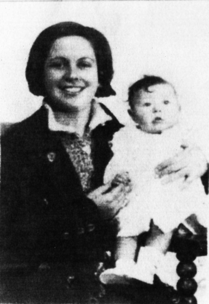 Schwarz-weiß-Foto von Aurora Picornell mit ihrer Tochter Octubrina auf dem Arm, aufgenommen vor 1937