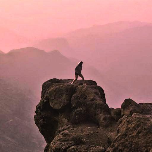 Die Kathedrale La Seu in Palma de Mallorca bei blauem Himmel, gesehen von der Uferpromenade aus.