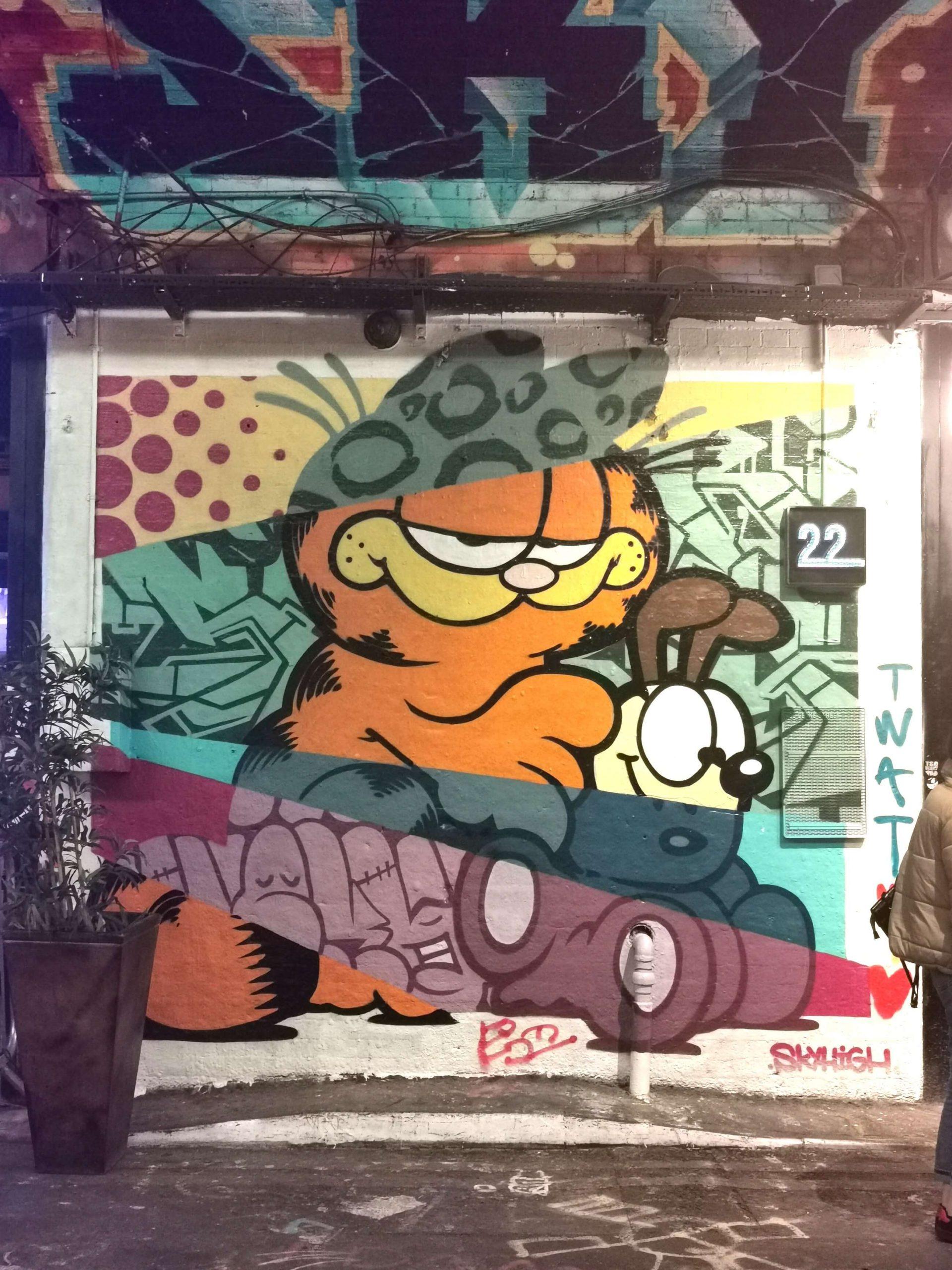 Buntes Streetart-Graffiti mit Garfield und Odie in Londons Banksy-Tunnel.