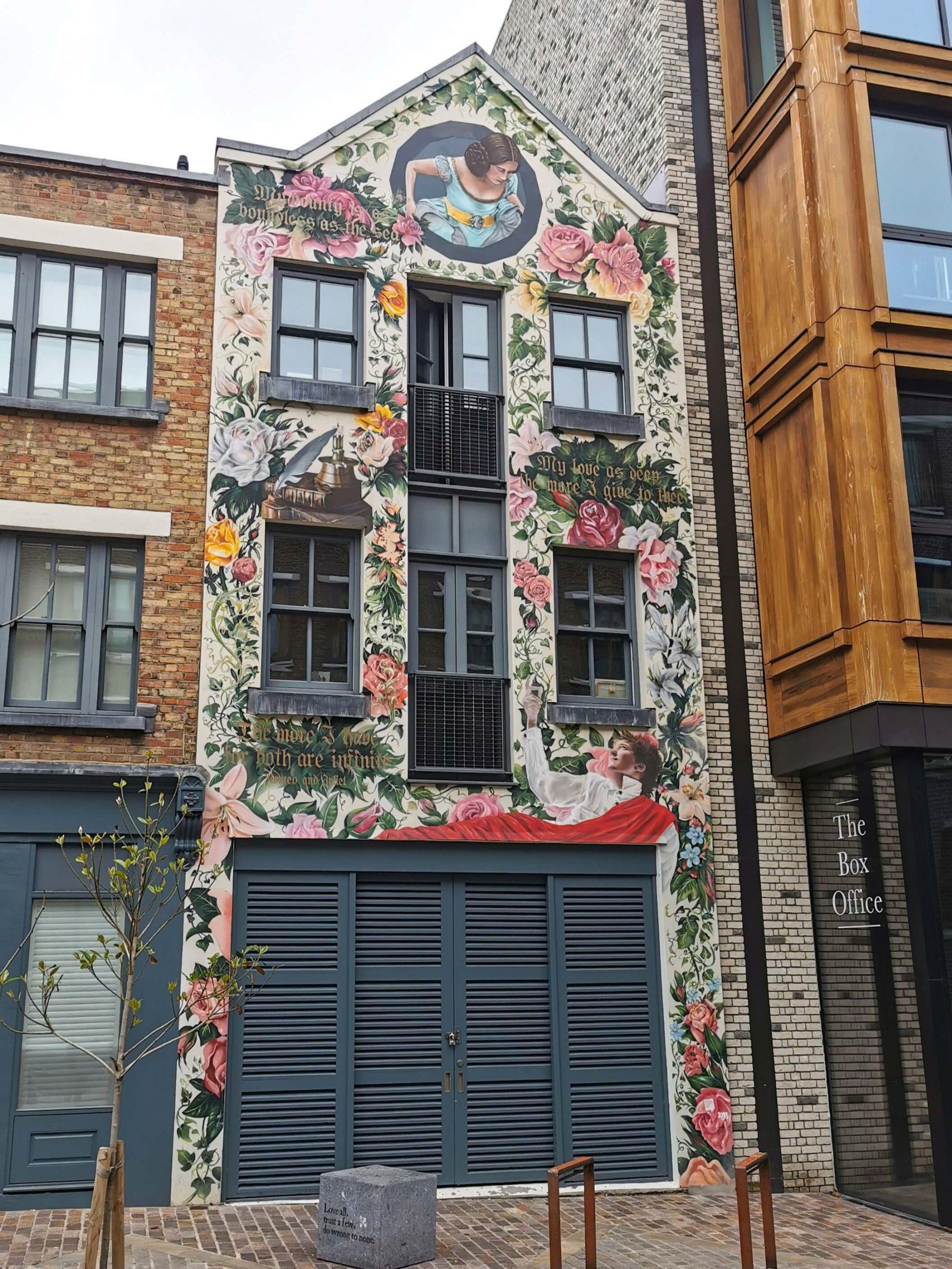 Bemalte Hausfassade in Shoreditch, London: Romeo und Julia Szenen mit Rosen und Zitaten