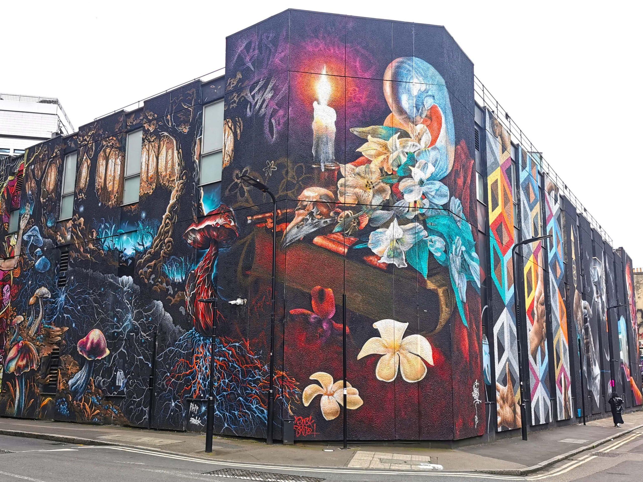 Hausfassade in Shoreditch, London mit großflächigem Streetart-Wandbild: Pilze, Blumen, Wurzeln, Kerze und geometrische Formen