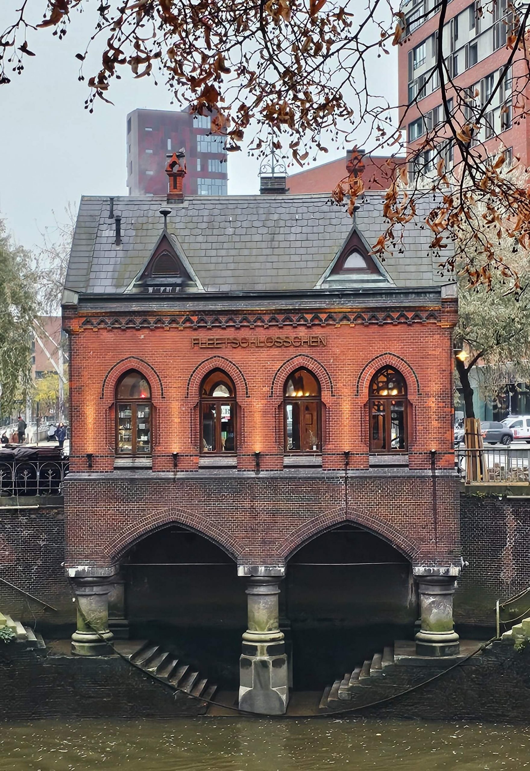 Das Fleetschlösschen in der Hamburger Speicherstadt an einem grauen Herbsttag – warmes Licht, Backsteinfassaden und ruhiges Wasser sorgen für herbstliche Stimmung im Norden Deutschlands.