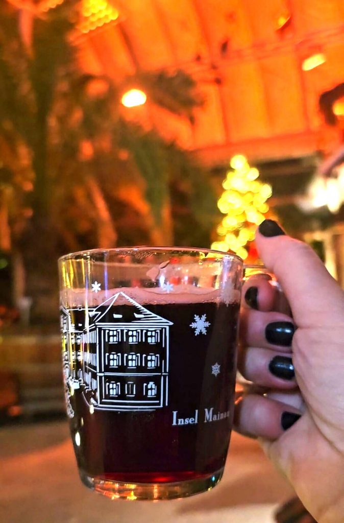 Glühweinbecher mit Schloss-Mainau-Motiv im Palmenhaus während des Christmas Garden.