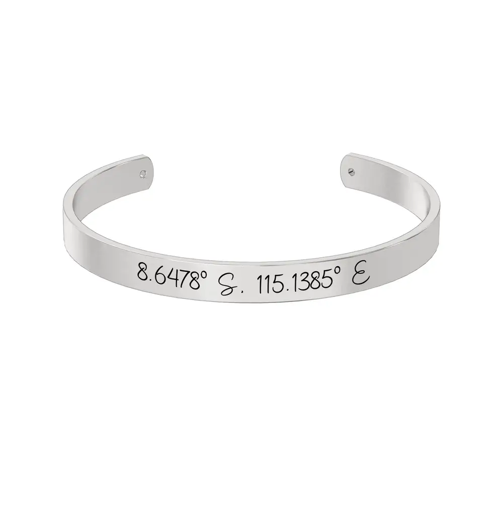 Silbernes Koordinaten-Armband von Exchange Life mit individueller Gravur, ideal als persönliches Geschenk für Reisende oder Long-Distance-Beziehungen.