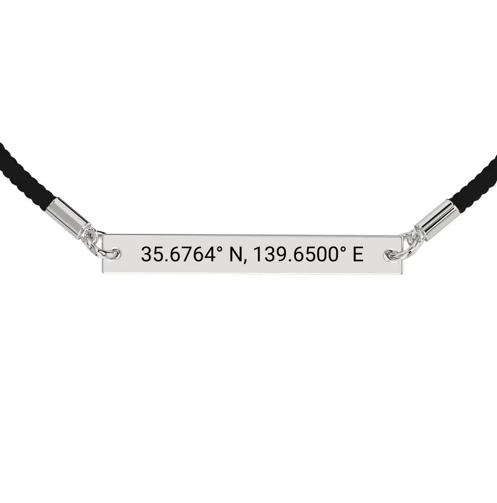 Schwarzes Rope-Armband mit silberner Koordinaten-Gravur von Exchange Life, hochwertig und ideal für Reisende oder als Long-Distance-Geschenk.