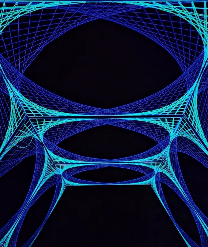 Begehbarer Lichttunnel aus blau-türkisen Netzstrukturen im Christmas Garden auf der Insel Mainau.