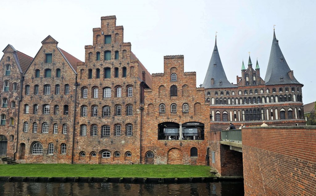 Die historischen Salzspeicher und das Holstentor an der Trave in Lübeck im Herbst – typische Backsteinarchitektur im Norden Deutschlands.