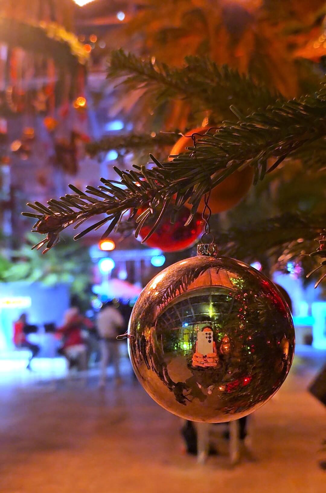Leuchtende Krone auf einer Brücke beim Christmas Garden Mainau