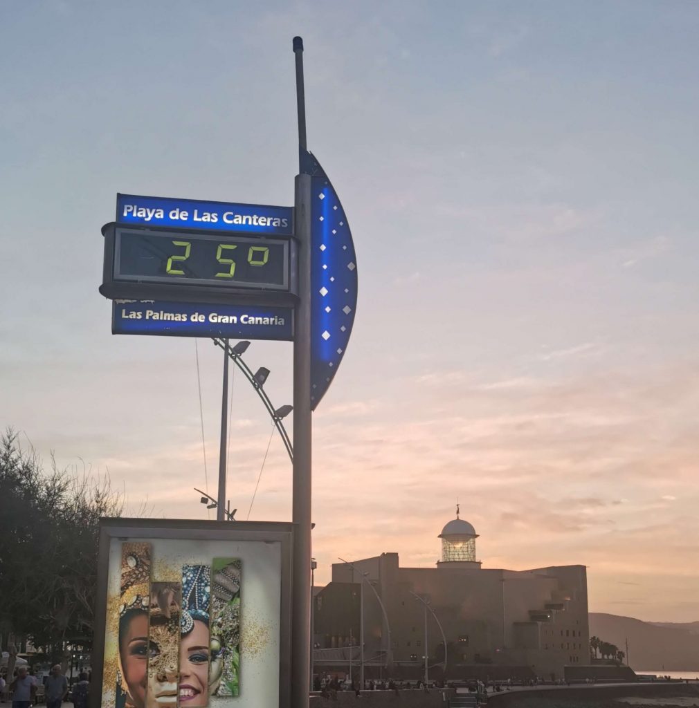 25 Grad im Winter auf Gran Canaria an der Playa de Las Canteras in Las Palmas bei Sonnenuntergang