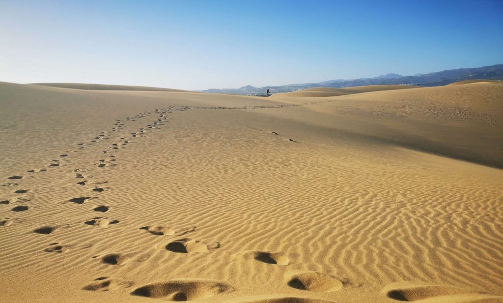 Maspalomas Dünen im Winter auf Gran Canaria mit Fußspuren im Sand
