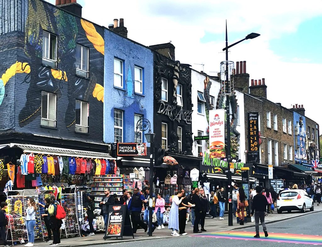 Bunte Häuser und belebte Straße mit Shops und Marktständen am Camden Market in London
