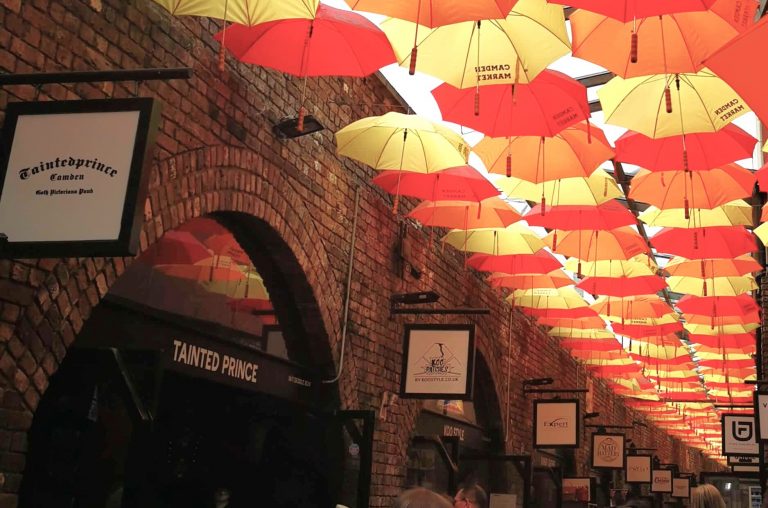 Bunte aufgehängte Schirme als Dekoration im Camden Market in London