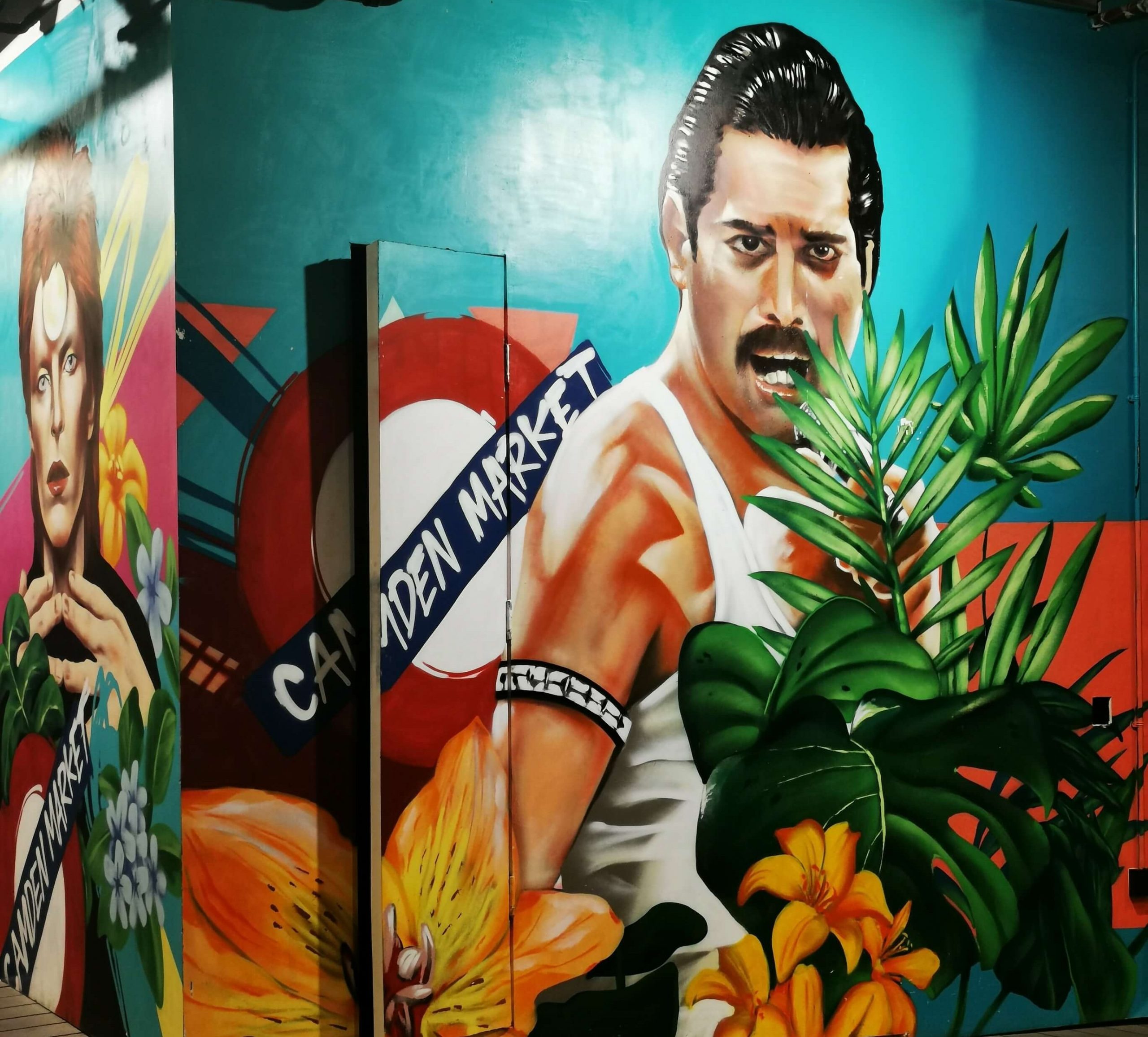 Großes Streetart Wandbild mit Musiker Motiv im Camden Market in London