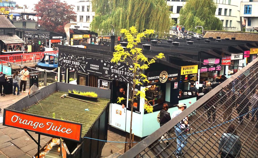 Streetfood Stände mit verschiedenen Essensangeboten im Camden Market London