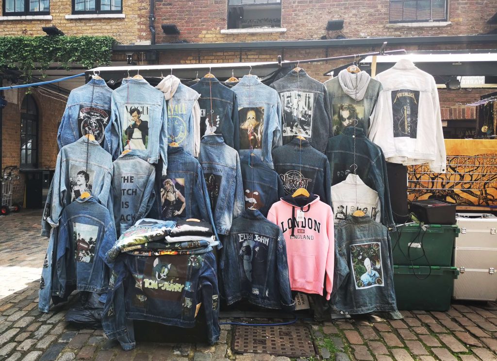 Stand mit Vintage Jeansjacken und Kleidung auf dem Camden Market in London