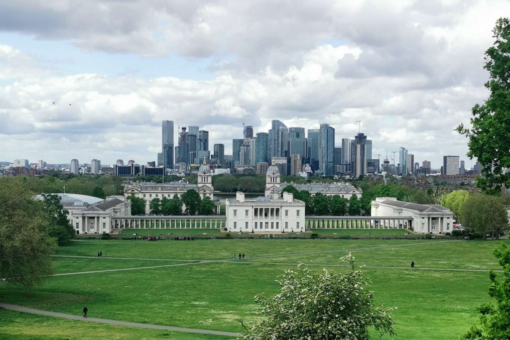 Aussicht vom Greenwich Park auf die London Skyline und das Old Royal Naval College