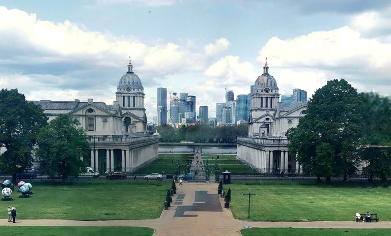 Blick vom Greenwich Park auf das Old Royal Naval College und die Skyline von London
