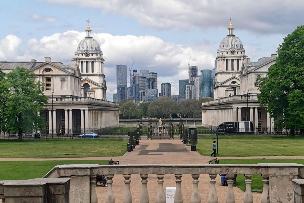Blick vom Greenwich Park auf das Old Royal Naval College mit London Skyline im Hintergrund
