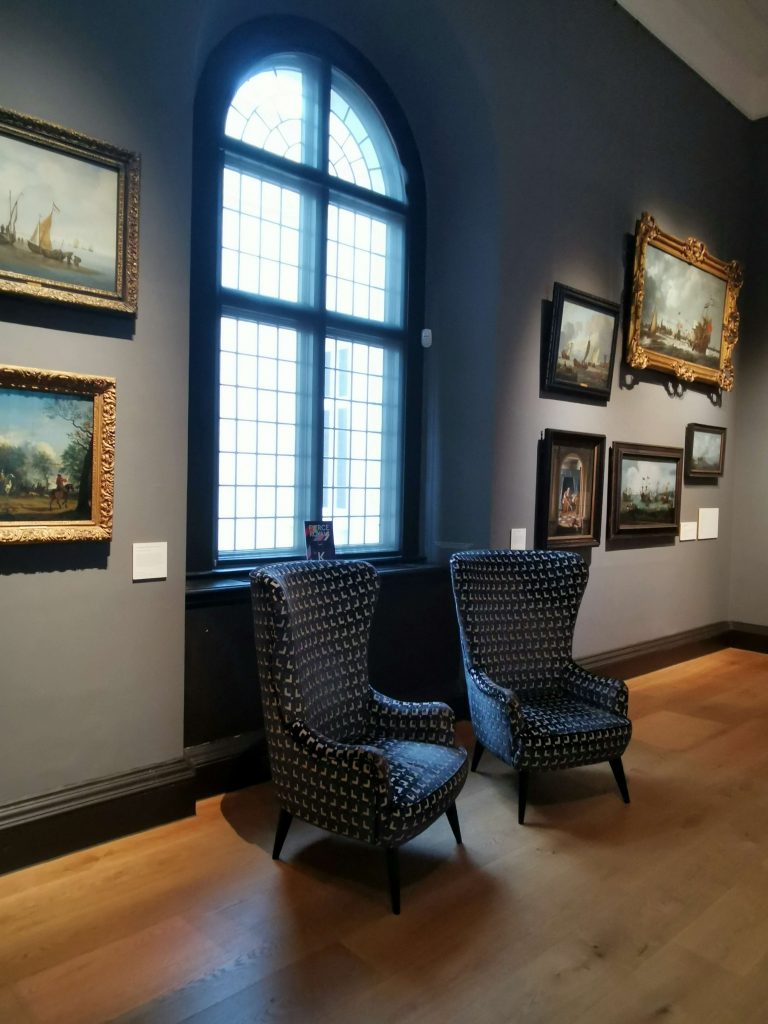 Innenraum im Queen’s House mit zwei Sesseln und Fenstern