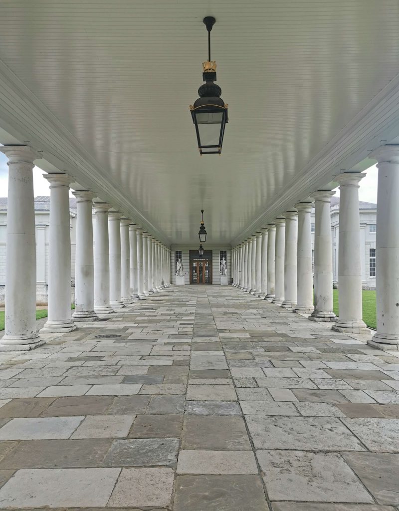 Symmetrischer Säulengang im Old Royal Naval College in Greenwich London