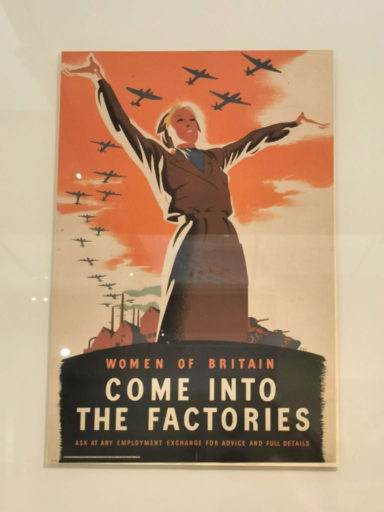 Propagandaplakat aus dem Zweiten Weltkrieg im Victoria and Albert Museum London