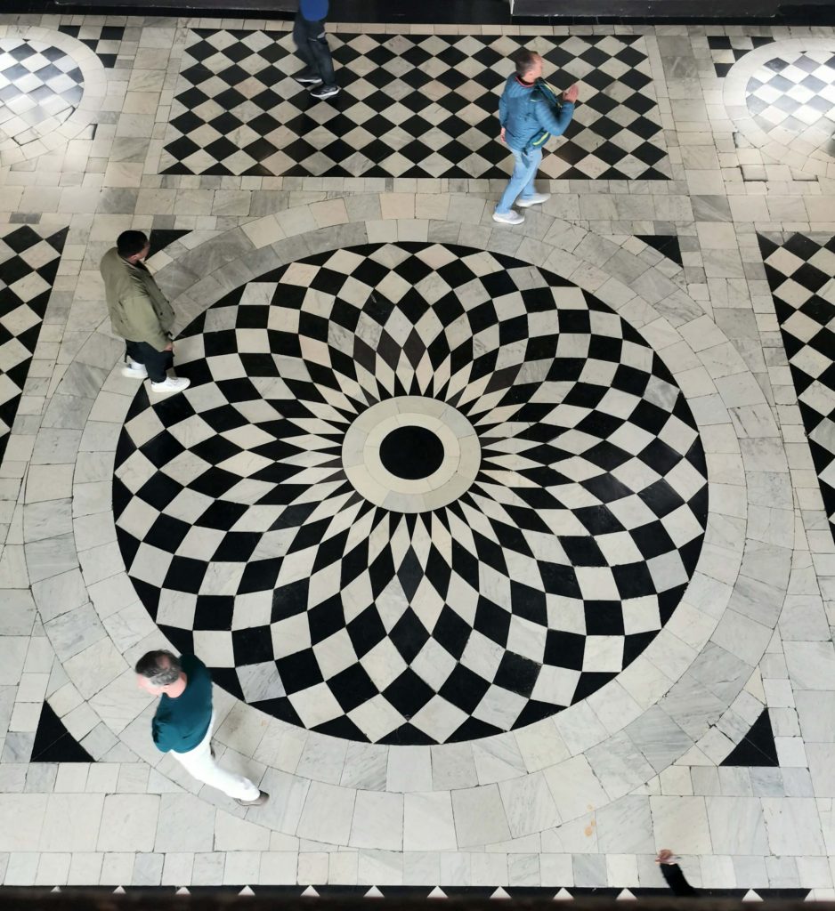 Schwarz-weißer Steinboden im Schachbrettmuster im Queen’s House in Greenwich London