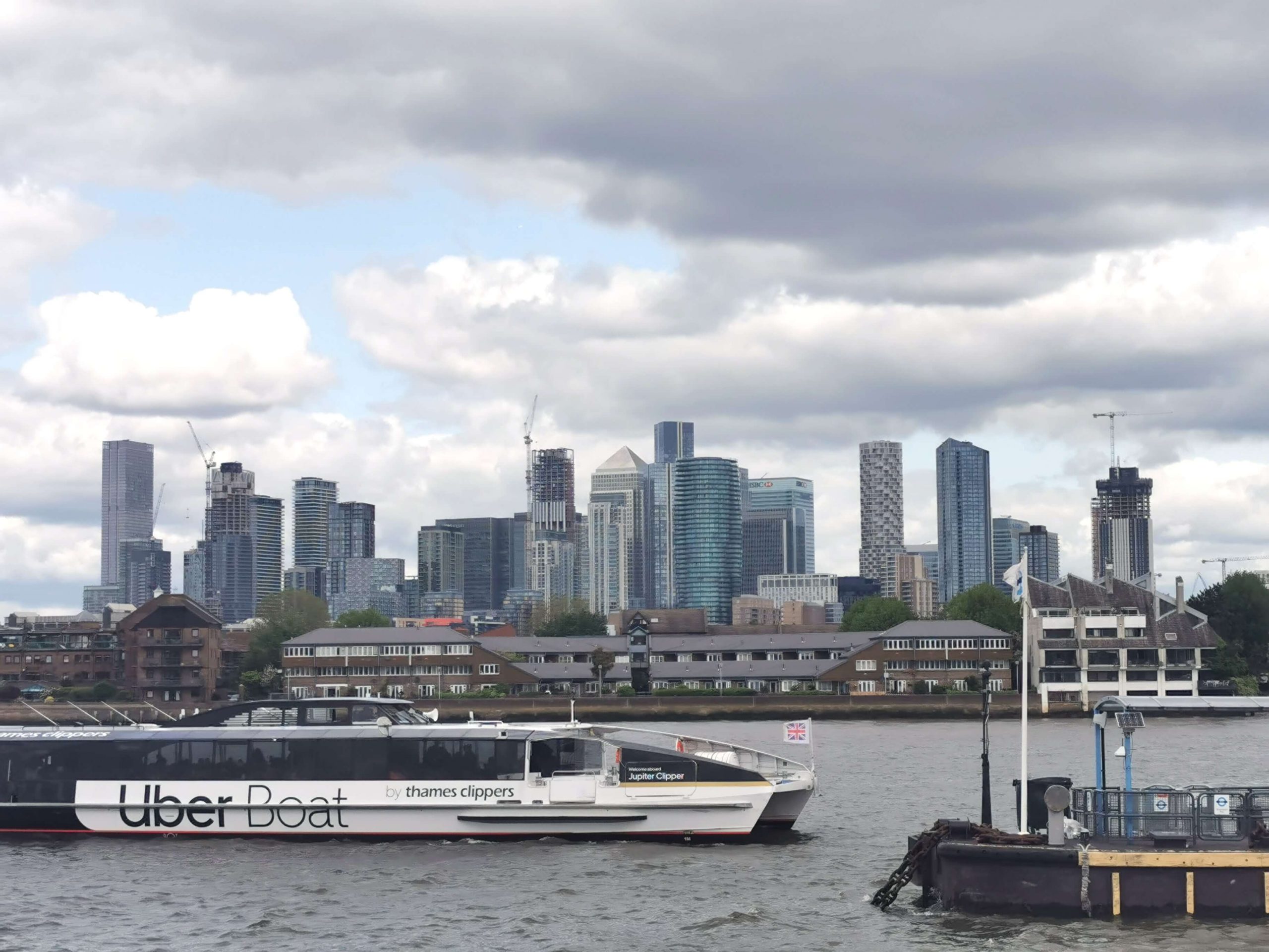 Uber Boat auf der Themse bei Greenwich London