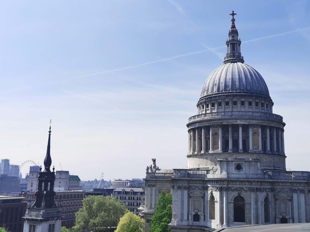 Blick auf die St Paul’s Cathedral und die London Skyline von der One Chance Dachterrasse