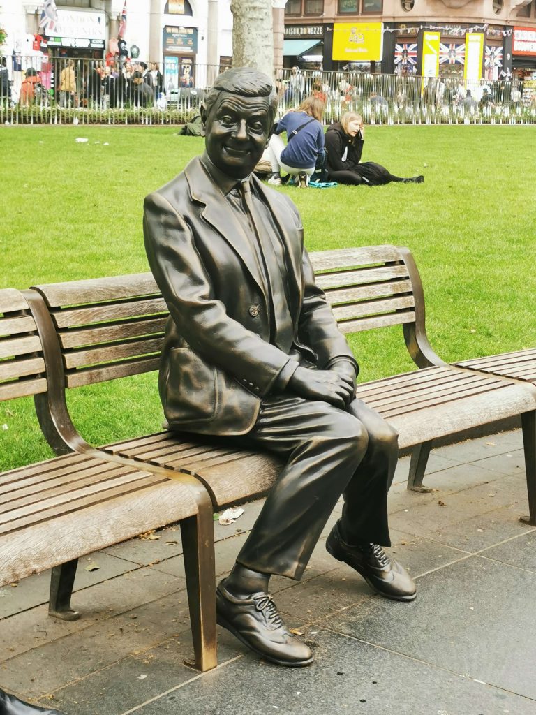Mr Bean Statue auf einer Bank am Leicester Square in London