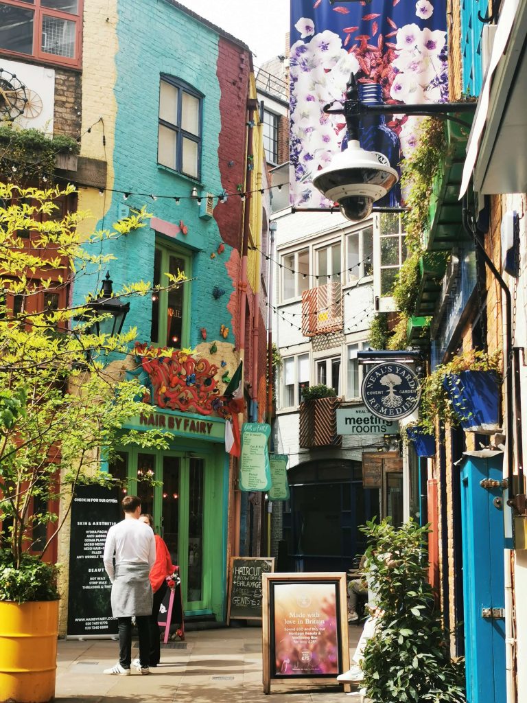 Bunte Häuser und kleine Geschäfte im Innenhof Neal’s Yard in London