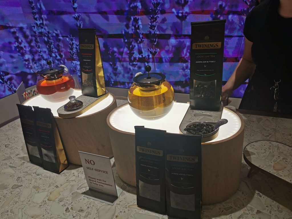 Verschiedene Teesorten bei einer Teeverkostung im Twinings Store in London