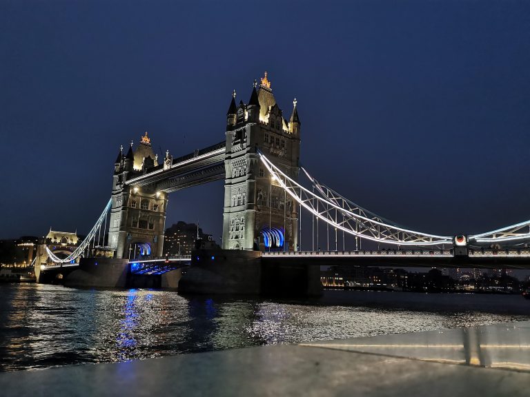 Beleuchtete Tower Bridge bei Nacht über der Themse in London