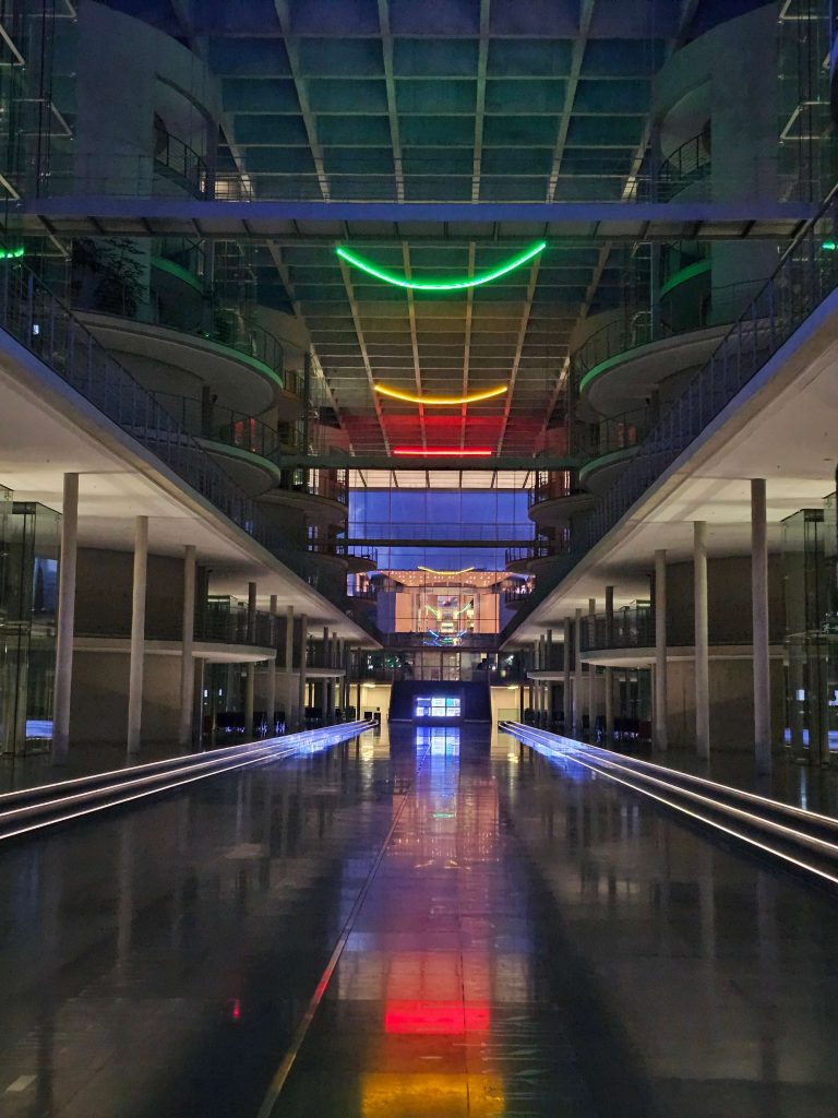 Beleuchtetes Atrium des Paul-Löbe-Hauses im Berliner Regierungsviertel bei Nacht