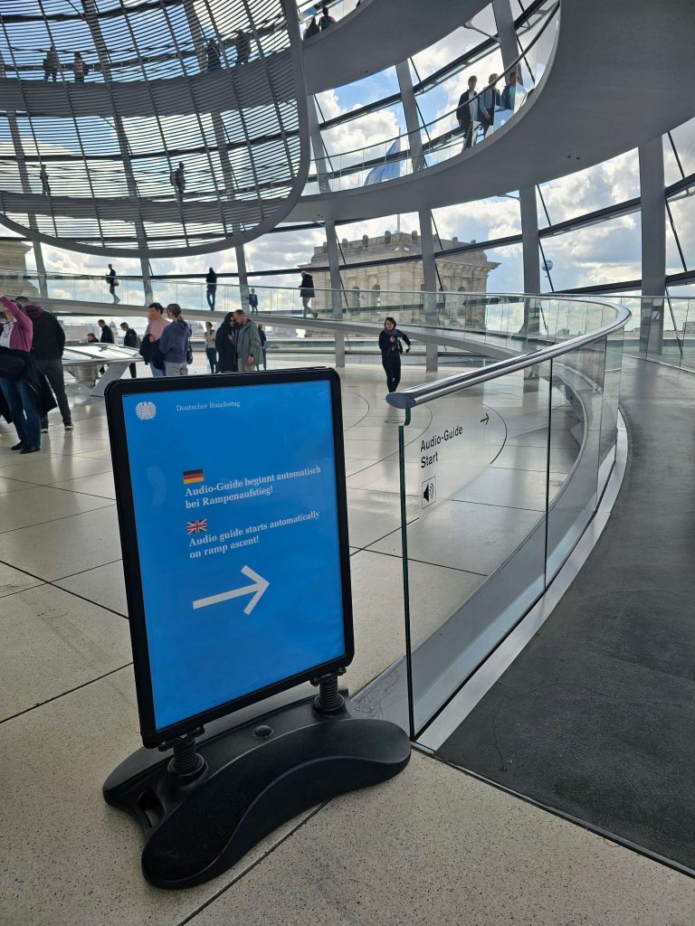 Startpunkt des Audioguides in der Reichstagskuppel mit Blick auf die spiralförmige Besucherrampe in Berlin