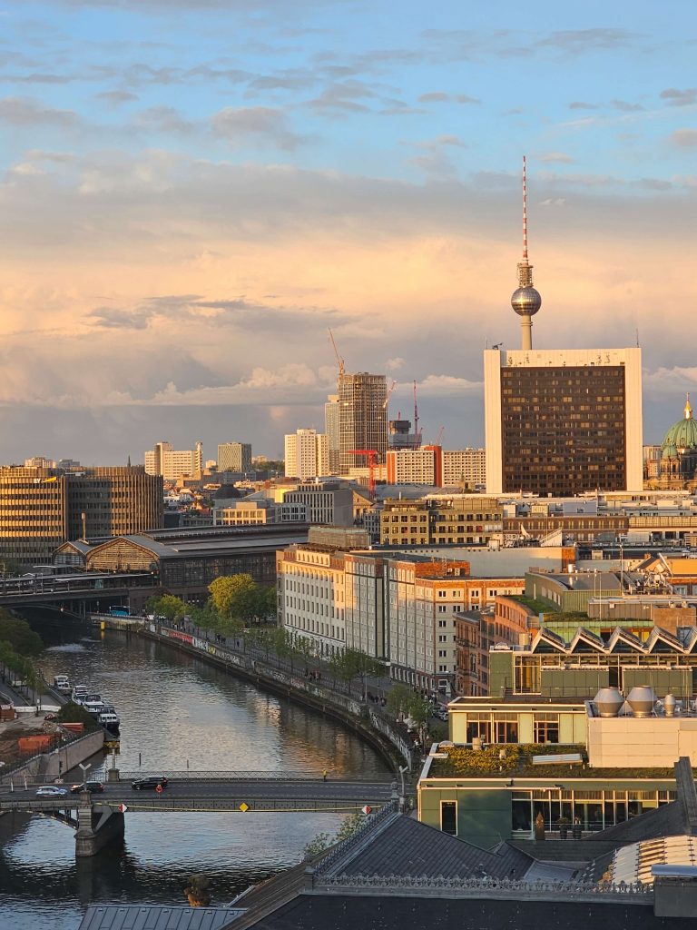 Aussicht von der Reichstagskuppel über Berlin mit Spree, Berliner Fernsehturm und Abendlicht