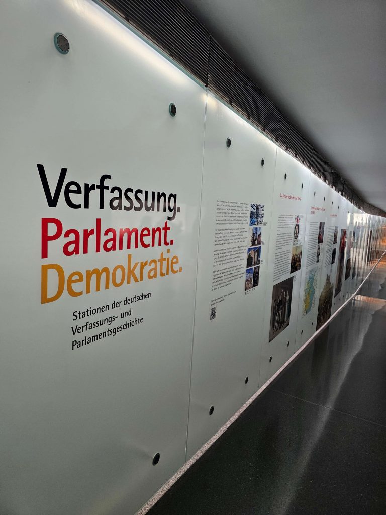 Informationswand zur deutschen Verfassungs- und Parlamentsgeschichte im Bundestag in Berlin