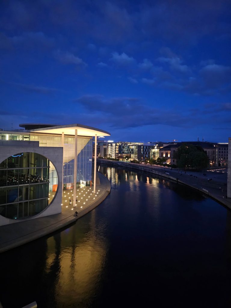 Paul-Löbe-Haus am Abend mit Blick auf die Spree im Berliner Regierungsviertel